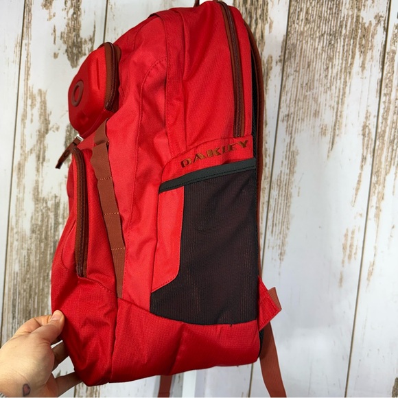 Oakley Works Pack 35L. Men's Backpack in Red and Black. Excellent condition! - Picture 3 of 11